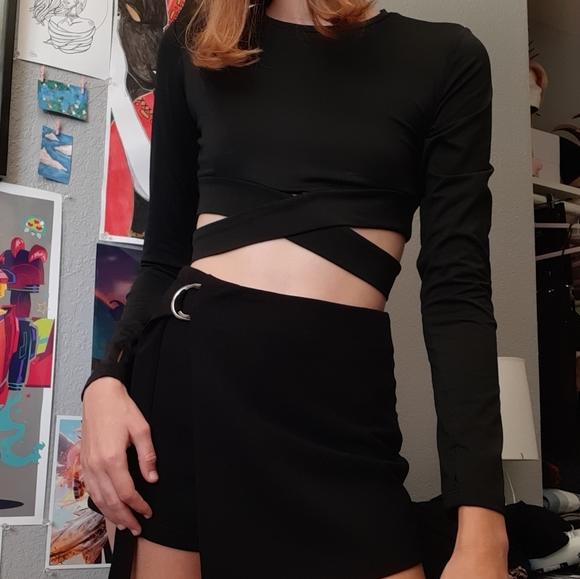Goth long sleeve criss cross crop top - Picture 2 of 4